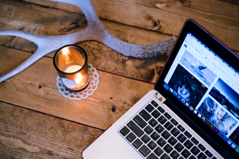 Laptop screen table