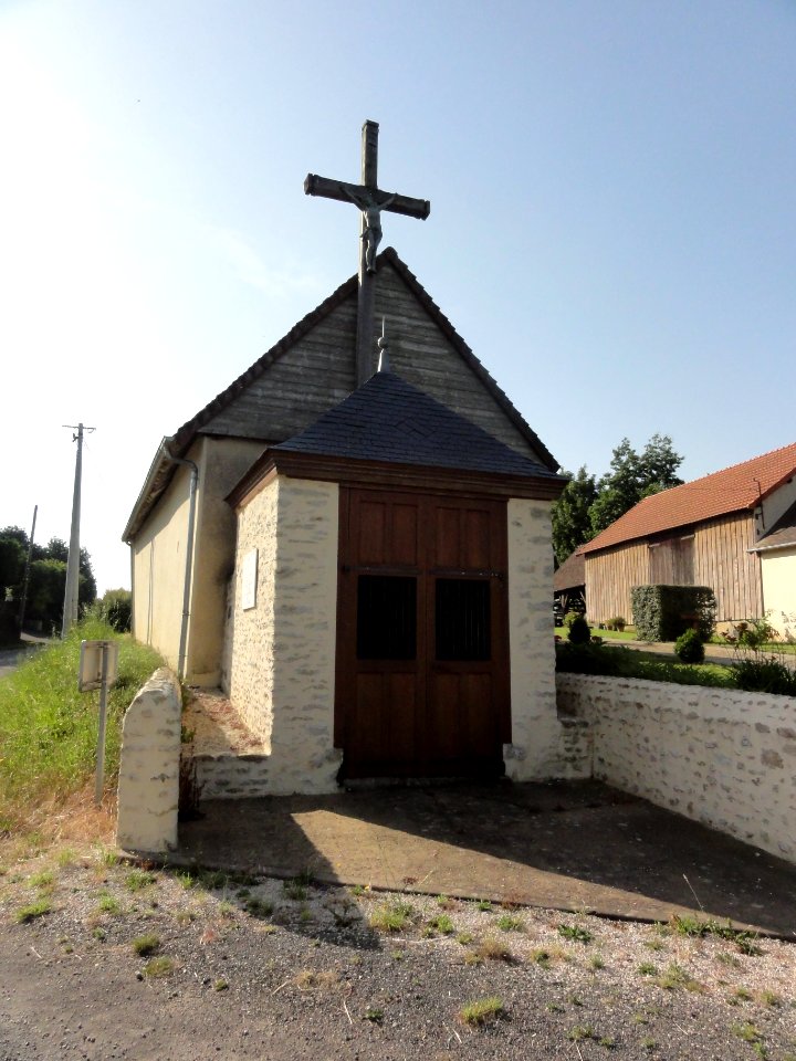 Nouans (Sarthe) oratoire avec croix de mission