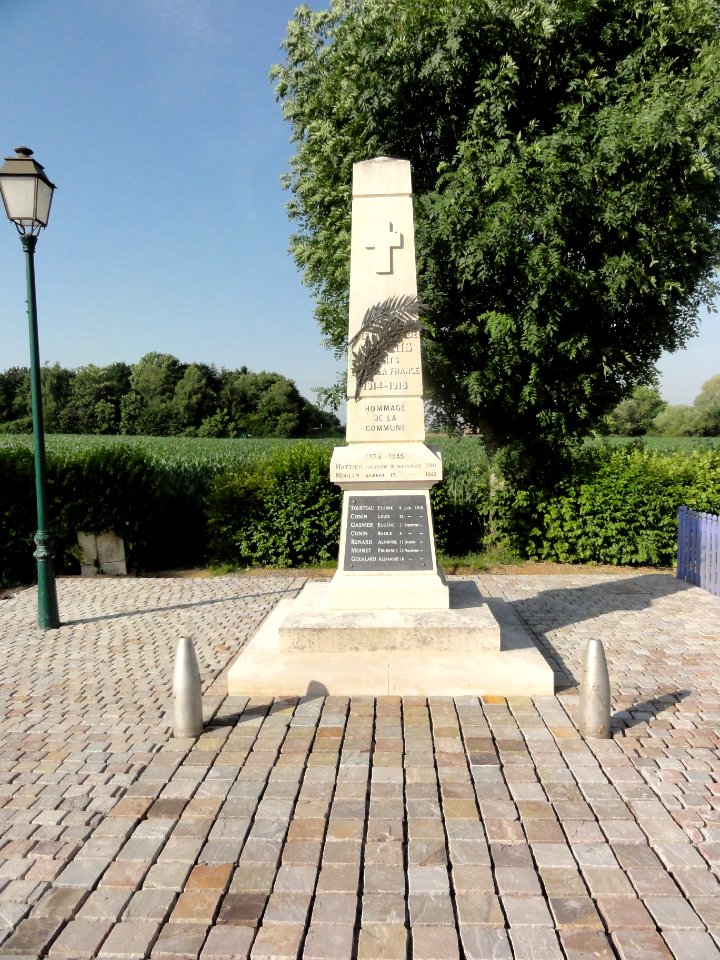 Nouans (Sarthe) monument aux morts