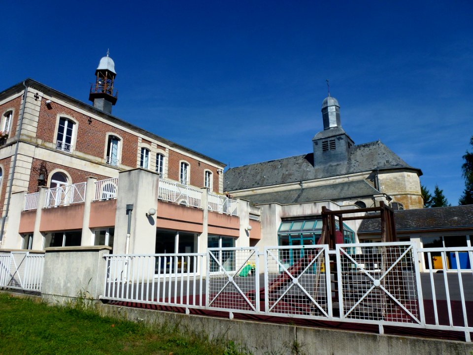 Novion-Porcien (Ardennes) mairie, école, église