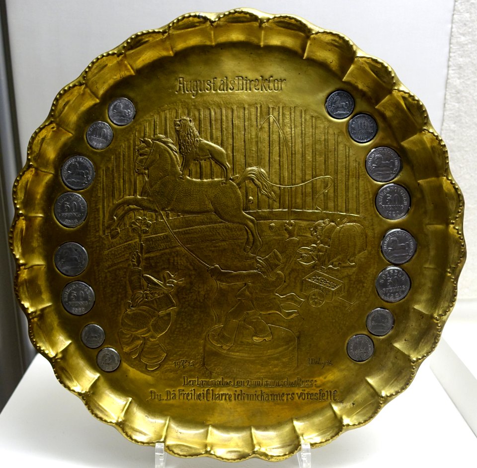 Notgeld (emergency money) plate with caricature of August Merges and Minna Fasshauer, 1925 AD, brass - Braunschweigisches Landesmuseum - DSC04896