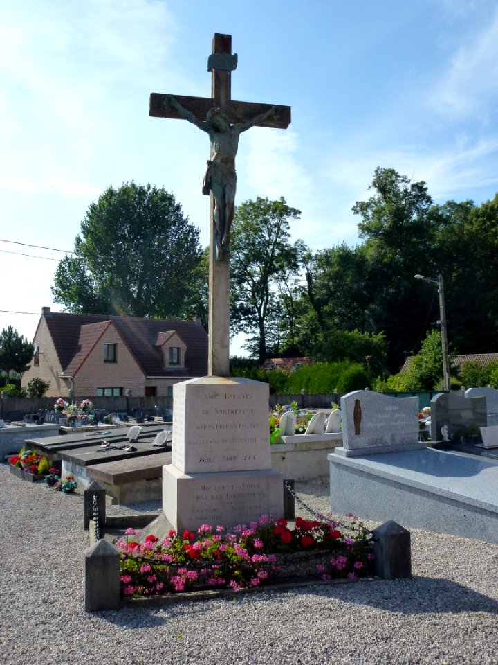 Nortkerque (Pas-de-Calais) croix de cimetière monument aux morts