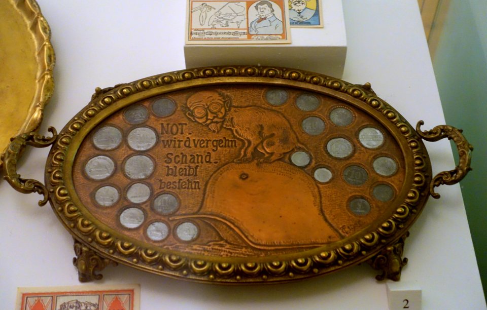 Notgeld (emergency money) tray with depiction of Reichsminsterpräsident Philipp Scheidemann's resignation in June 1919, 1920 AD, brass, copper - Braunschweigisches Landesmuseum - DSC04893