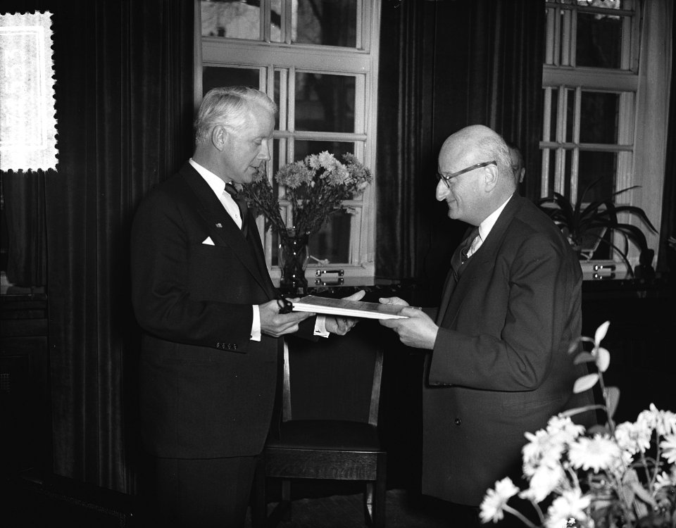 Notaris Spier overhandigt burgemeester d'Ailly het boek, Bestanddeelnr 907-4533