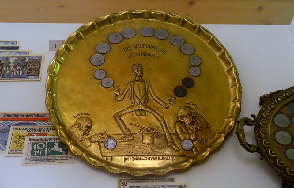 Notgeld (emergency money) plate with depiction of President Woodrow Wilson's Fourteen Points, 1926 AD, brass - Braunschweigisches Landesmuseum - DSC04891