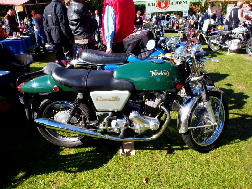 Norton 750 Commando pic2
