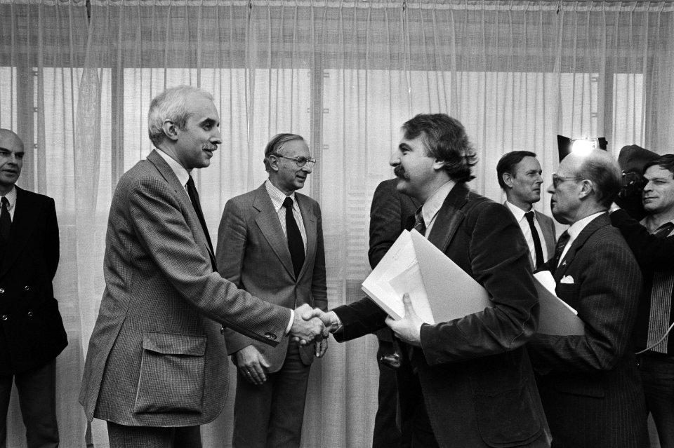 NOS-voorzitter Jurgens schudt de hand van minister Van der Louw (PvdA, CRM), Bestanddeelnr 931-7589