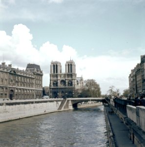 Notre Dame in Parijs, gefotografeerd vanaf de Petit Pont, Bestanddeelnr 255-9983