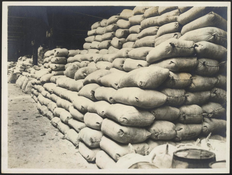 Not sand bags. Many tons of flour unloaded from a ship at the docks, Bestanddeelnr 158-2639