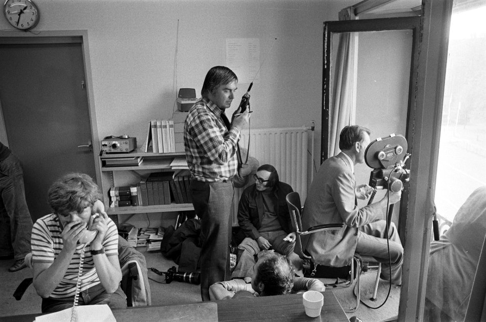 NOS-verslaggever Hans van de Werf (midden) in NOS-studio in Den Haag, Bestanddeelnr 927-4587