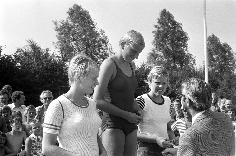 NOS-zwemwedstrijden in Veenendaal, Hansje Bunschoten tijdens prijsuitreiking, nu, Bestanddeelnr 925-7413