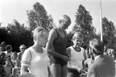 NOS-zwemwedstrijden in Veenendaal, Hansje Bunschoten tijdens prijsuitreiking, nu, Bestanddeelnr 925-7413