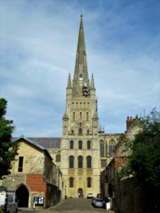 Norwich cathedral, spire and south transept 02
