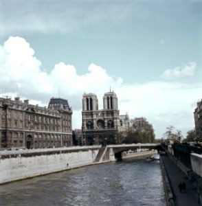 Notre Dame in Parijs, gefotografeerd vanaf de Petit Pont, Bestanddeelnr 255-9981