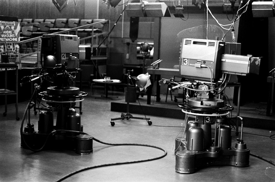 NOS-camerapersoneel staakt ivm zware fysieke arbeid onbemande cameras in stu, Bestanddeelnr 927-8311