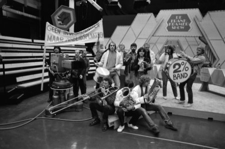 NOS-medewerkers met de muziek in de studio, Bestanddeelnr 931-7435