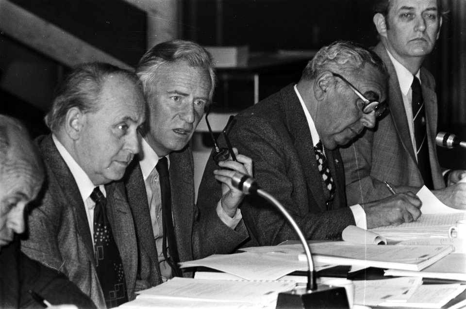 NOS-vergadering over rapport Berenschot v.l.n.r. Boerakker (KRO), Kloos (VARA) , Bestanddeelnr 928-5366