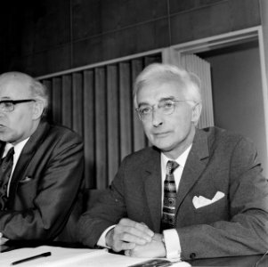 NOS-bestuur vergaderde over CAO, K de Wilde (personeelscomm NOS) en mr W J , Bestanddeelnr 926-5447