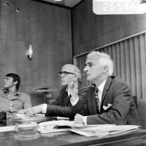NOS-bestuur vergaderde over CAO, K de Wilde (personeelscomm NOS) en mr W J , Bestanddeelnr 926-5446
