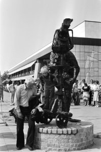 NOS voorzitter Jurgens onthult beeld de cameraman van Hans Baayens , Hans Ba, Bestanddeelnr 928-6317