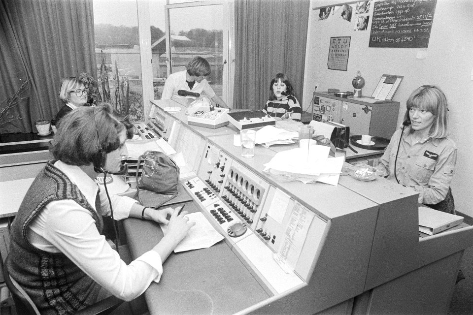 NOS-geluidstechnici in staking NOS-telefonistes in actie om klachten te verwerk, Bestanddeelnr 929-1576