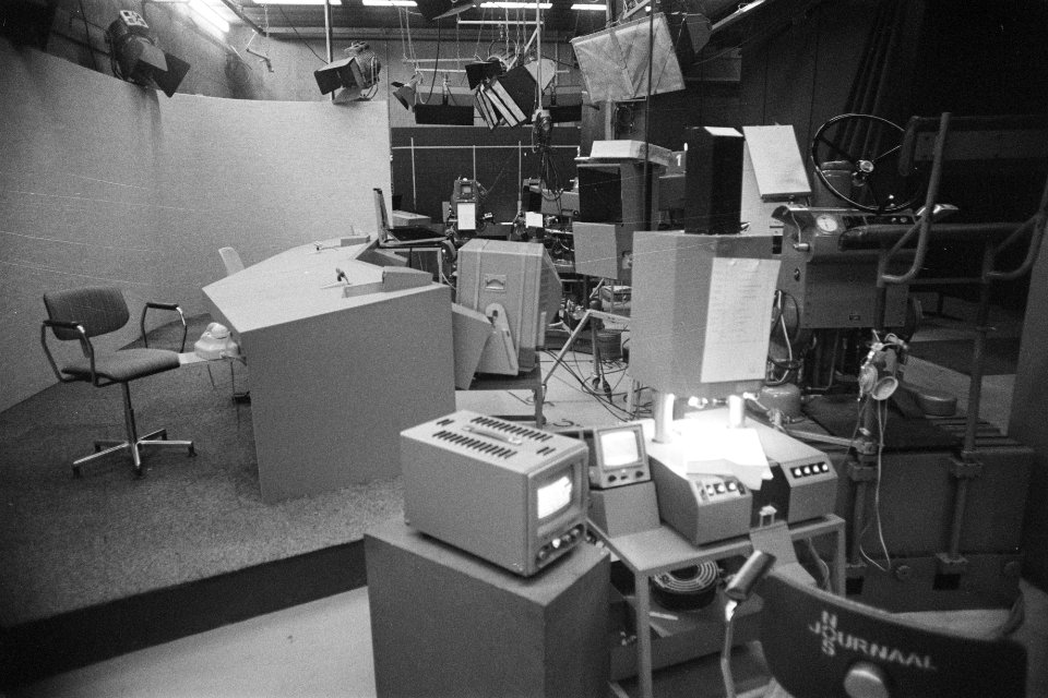 NOS-geluidstechnici in staking geheel verlaten journaalstudio om 8 uur, Bestanddeelnr 929-1577
