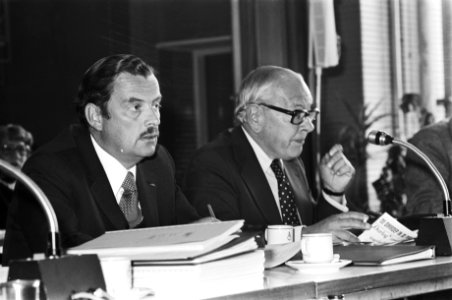 NOS-vergadering over rapport Berenschot v.l.n.r. Kortland, Jurgens, Wagenaar en, Bestanddeelnr 928-5368