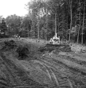 Npc, pijpleidingen, stobben rooien, buldozers, Bestanddeelnr 165-0643