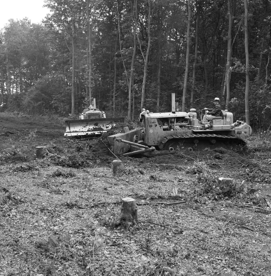 Npc, pijpleidingen, stobben rooien, buldozers, Bestanddeelnr 165-0638