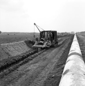 Npc, pijpleidingen, graven sleuven, machines, cleveland trencher, Bestanddeelnr 165-0666