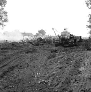 Npc, pijpleidingen, stobben rooien, buldozers, Bestanddeelnr 165-0644