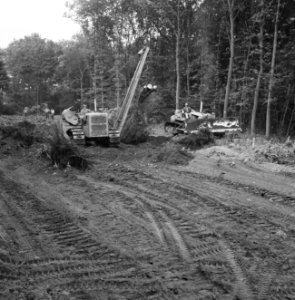 Npc, pijpleidingen, transport bomen, machines, Bestanddeelnr 165-0635