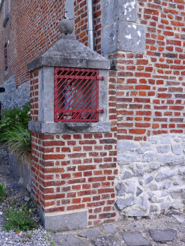 Noyelles-sur-Sambre (Nord, Fr) chapelle sur la place
