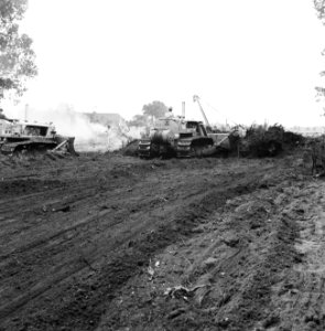 Npc, pijpleidingen, stobben rooien, buldozers, Bestanddeelnr 165-0645