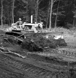 Npc, pijpleidingen, stobben rooien, buldozers, Bestanddeelnr 165-0642