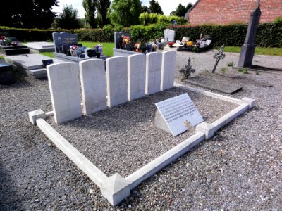 Noyelles-sur-Sambre (Nord, Fr) tombes de guerre CWCG au cimetière