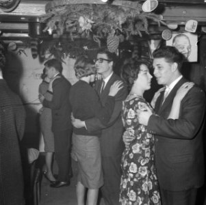 Nozems en modernisten vieren op hun manier Kerstmis in de Montevideo, Bestanddeelnr 911-9101