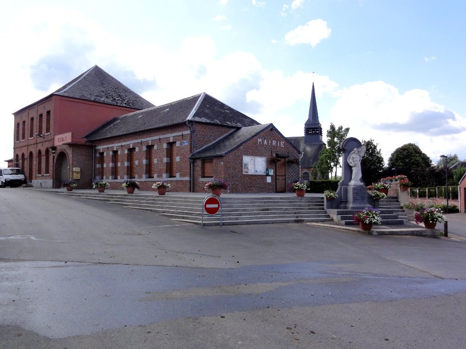 Noyelles-sur-Sambre (Nord, Fr) place avec école, mairie, église, monument