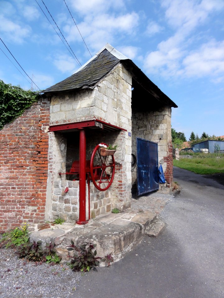 Noyales (Aisne) porche de ferme avec pompe