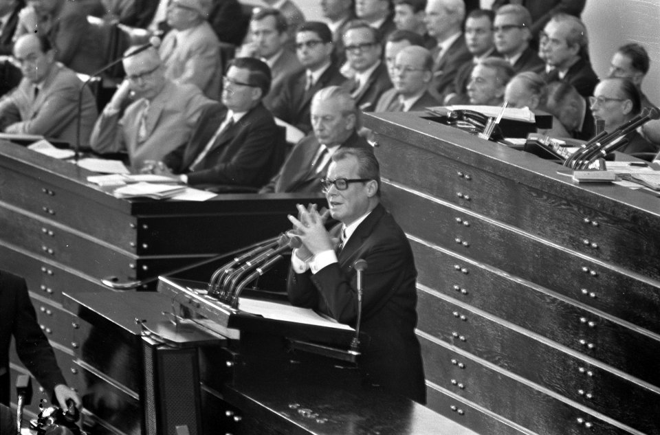 Notstandgesetz in Duitse parlement. Willy Brandt aan het woord, achter hem Kiesi, Bestanddeelnr 921-4017