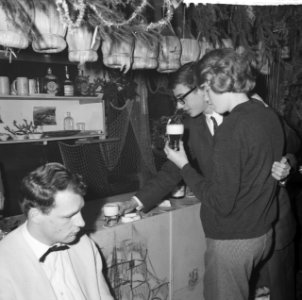 Nozems en modernisten vieren op hun manier Kerstmis in de Montevideo, Bestanddeelnr 911-9100
