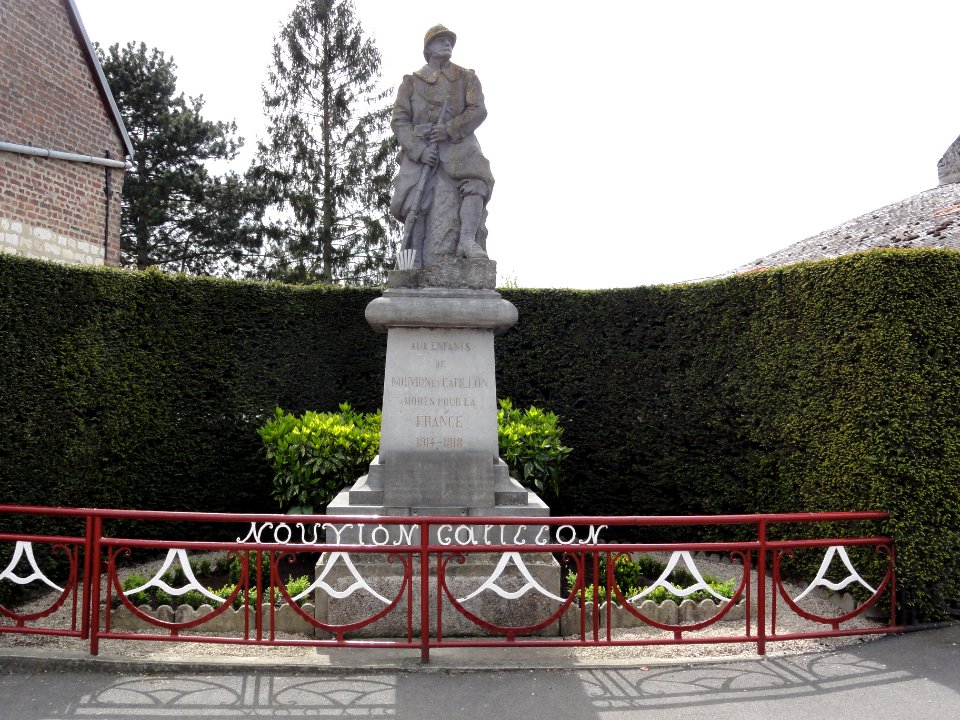 Nouvion-et-Catillon (Aisne) monument aux morts