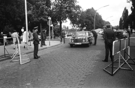 Notstandgesetz in Duitse parlement. Bij ingang Bondsdag, Bestanddeelnr 921-4023