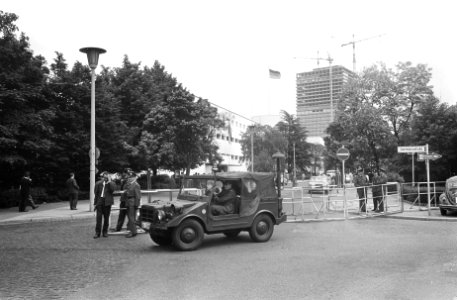 Notstandgesetz in Duitse parlement. Bij ingang Bondsdag, Bestanddeelnr 921-4022