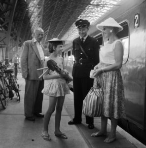 NS politie op het Centraal Station, Bestanddeelnr 912-6858 photo