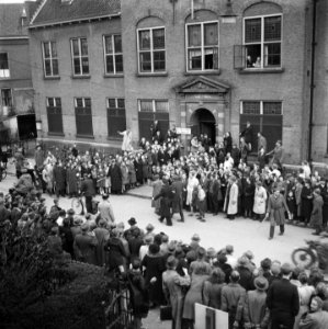 NSB-ers worden opgebracht naar het politiebureau te Enschede aan de Haaksbergers, Bestanddeelnr 900-2372