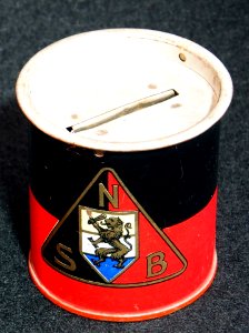 NSB-collectebusje met NSB kleuren en NSB-logo de zijkand, foto1