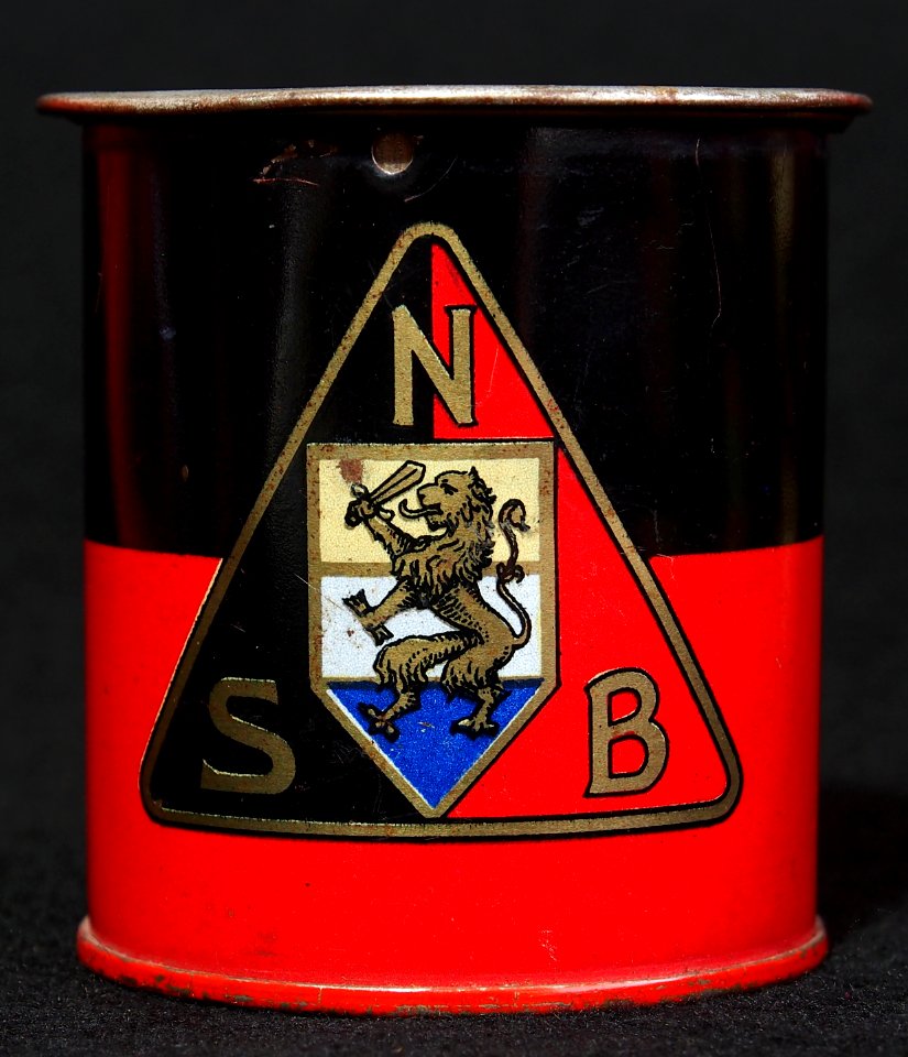 NSB-collectebusje met NSB kleuren en NSB-logo de zijkand, foto2