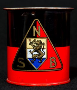 NSB-collectebusje met NSB kleuren en NSB-logo de zijkand, foto2