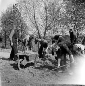 NSB-ers verrichten gedwongen graafwerkzaamheden, Bestanddeelnr 900-2565 photo